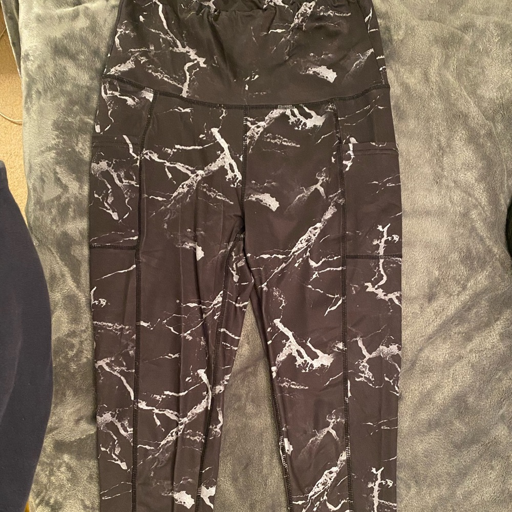 Women’s Embrace Your Love black patterned 7/8 length leggings size M w/ pockets